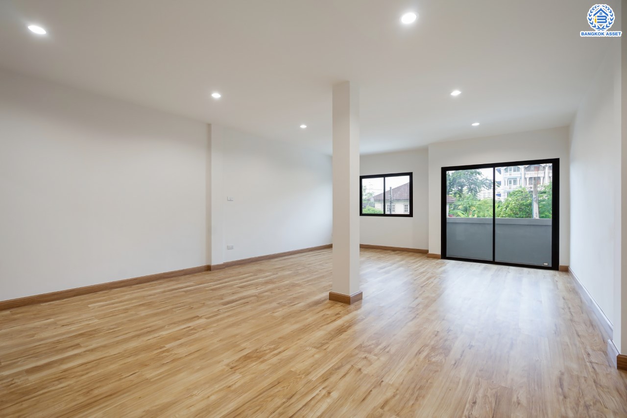 บ้านมือสองตกแต่งใหม่ ดีไซน์สวย ม.บ้านช่อชัยพฤกษ์ จรัญฯ-ปิ่นเกล้า เนื้อที่ 30.6 ตร.ว. ฟังก์ชัน 3 ห้องนอน 3 ห้องน้ำ จอดรถได้ 2 คัน รองรับทุกกิจกรรม บนทำเลเชื่อมต่อหลายเส้นทาง ใกล้จุดขึ้นทางด่วน "ศรีรัช" และรถไฟฟ้าสายสีแดง "สถานีบางบำหรุ"